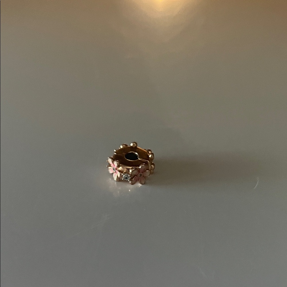 Pandora Pink Daisy Spacer Clip Charm
14k rose gold plating